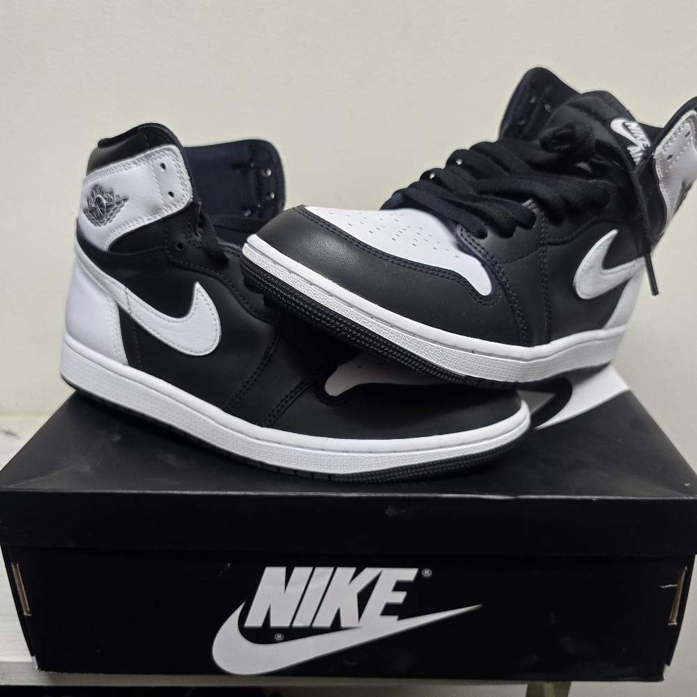 Air Jordan 1 Nike Men's Black and White High-Top Size 9.5